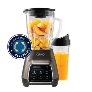 Licuadora Oster® programas automáticos con tecnología reversible, pantalla táctil y vaso BLend-N-Go