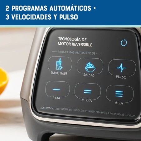Licuadora Oster® programas automáticos con tecnología reversible, pantalla táctil y vaso BLend-N-Go