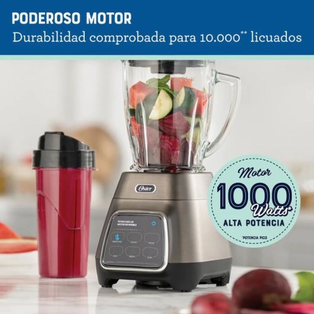 Licuadora Oster® programas automáticos con tecnología reversible, pantalla táctil y vaso BLend-N-Go