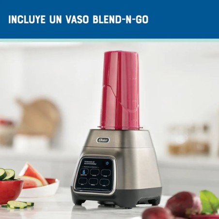 Licuadora Oster® programas automáticos con tecnología reversible, pantalla táctil y vaso BLend-N-Go