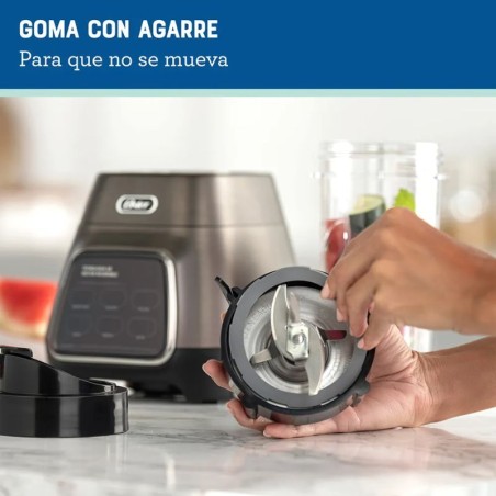 Licuadora Oster® programas automáticos con tecnología reversible, pantalla táctil y vaso BLend-N-Go
