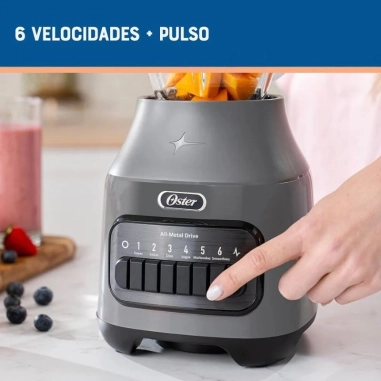 Combo Licuadora Oster® Con Vaso De Vidrio 1.5L 6 Velocidades  + Microondas Oster 20 Litros